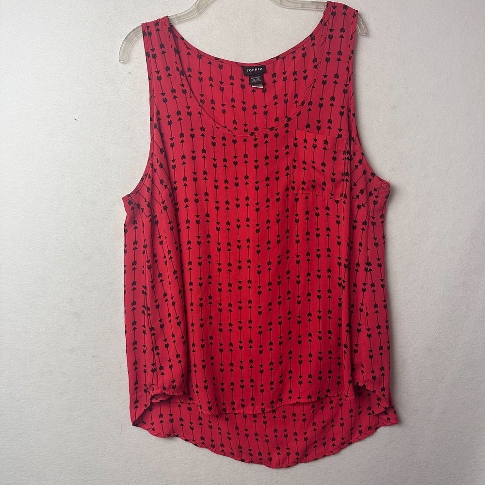 Torrid Red Black Arrow Print Tank Top Scoop Neck Pocket High Low Hem Size 2 2X - Picture 2 of 6